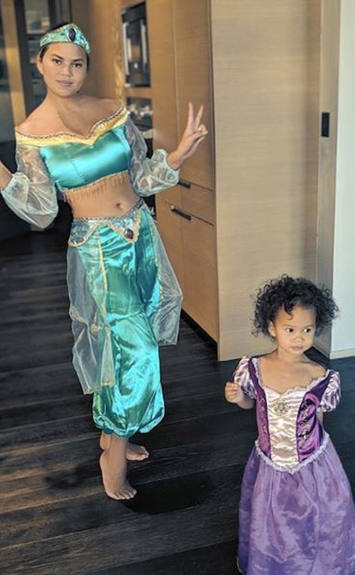 Luna Stephens, Chrissy Teigen